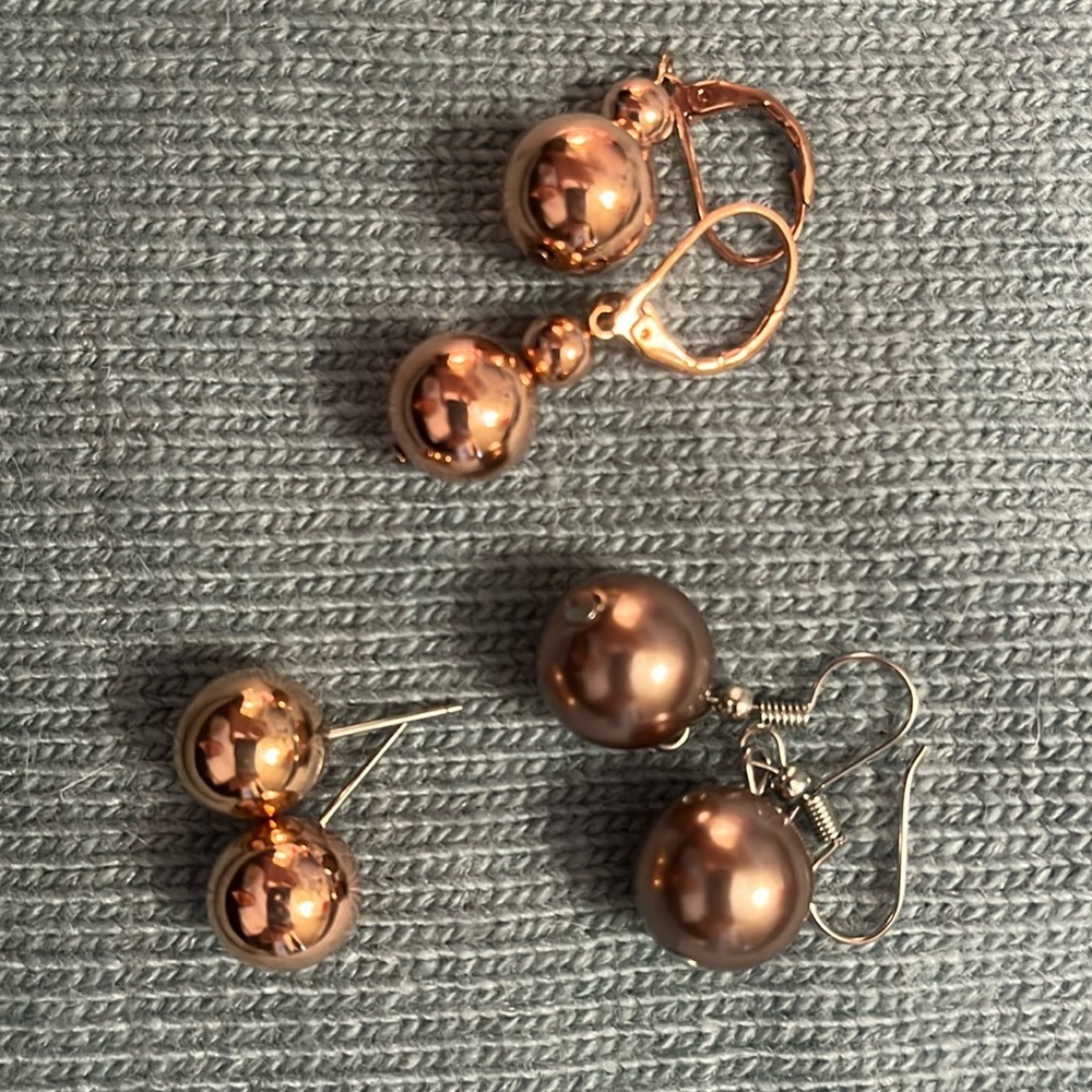 Sweet, vintage copper color earrings.